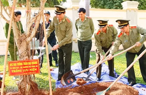 Và trồng cây lưu niệm trong khuôn viên đơn vị.