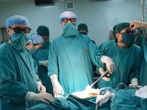 GS.TS Joel Leroy trực tiếp phẫu thuật.