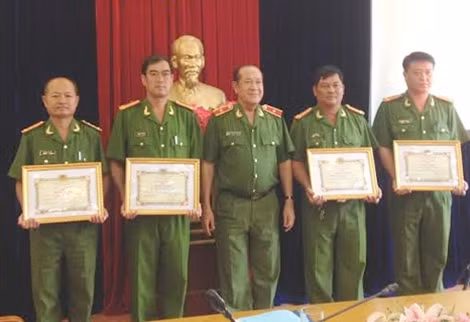 Khen thưởng các tập xuất sắc phá án.