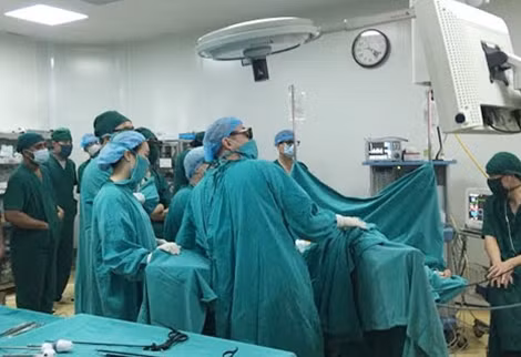 Vừa làm, GS.TS Joel Leroy vừa hướng dẫn qua màn hình cho các bác sĩ của BVĐK Xanh Pôn và các BV lớn trên địa bàn Hà Nội.