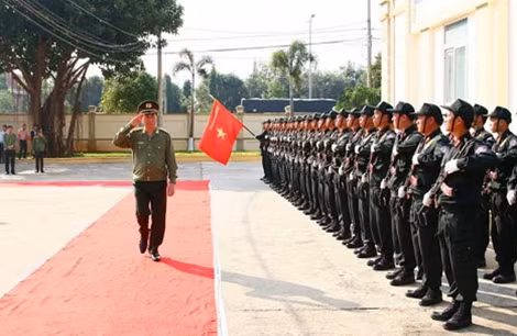 Bộ trưởng Trần Đại Quang duyệt đội danh dự đơn vị.