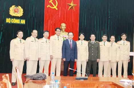 Thứ trưởng Nguyễn Văn Thành với các đại biểu tại buổi làm việc.