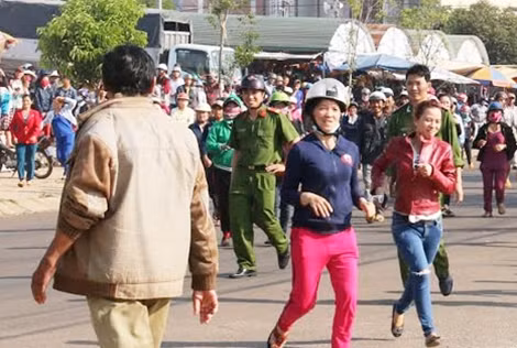 Hiện trường trâu điên xổng chuồng húc người hàng loạt gây náo loạn khu phố.
