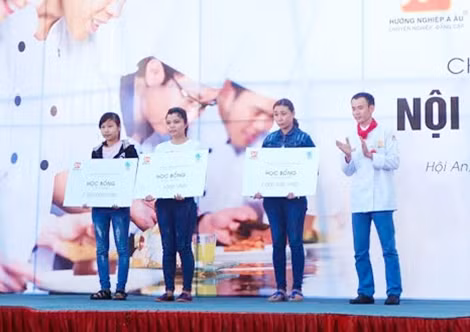 Trung tâm hướng nghiệp Á – Âu trao tặng học bổng khóa học nấu ăn tại buổi giao lưu.