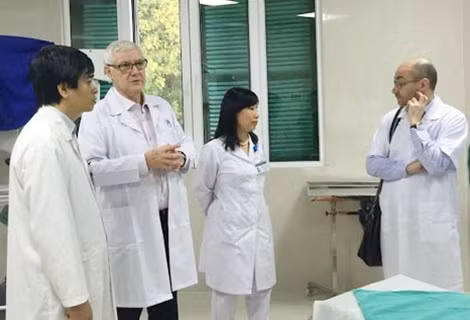 GS.TS Joel Leroy kiểm tra các phòng mổ và trao đổi với TS. Bùi Văn Giang, Phó Giám đốc BVĐK Xanh Pôn trước khi phẫu thuật.