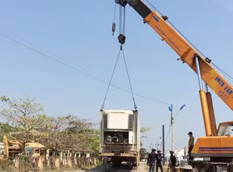 Hai xe cần cẩu chuyên dụng. thực hiện cưỡng chế.