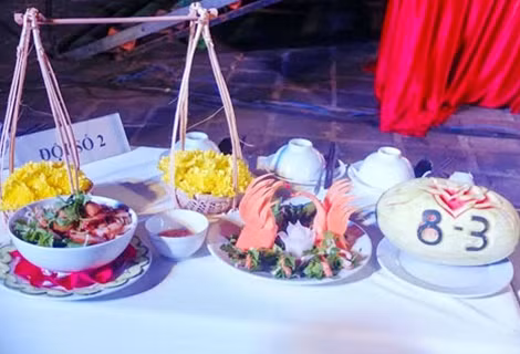 Qua bàn tay khéo léo của các đội thi, đặc sản Hội An được bày lên trông thật bắt mắt, ngon miệng.