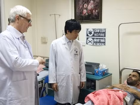 GS.TS Joel Leroy và TS. Bùi Văn Giang, Phó Giám đốc BVĐK Xanh Pôn thăm bệnh nhân người nước ngoài đang điều trị tại BVĐK Xanh Pôn.