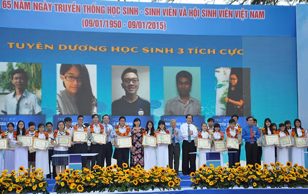 Không khí trang trọng đầu giờ lễ kỷ niệm 65 năm ngày truyền thống HSSV. Biểu diễn "Hành khúc sinh viên Việt Nam". Liên khúc ca múa giúp chương trình thêm sôi động. Học sinh sinh viên náo nức hòa mình cùng các tiết mục biểu diễn trên sân khấu. Anh Lê Quốc Phong trao giấy khen cho sinh viên tiêu biểu. Sinh viên được tuyên dương trong phong trào Sinh viên 5 tốt năm 2014. Đồng chí Nguyễn Văn Rảnh, Trưởng ban Dân vận Thành ủy TP HCM trao giấy khen cho học sinh tiêu biểu. Các gương mặt ưu tú được tuyên dương trong phong trào học sinh 3 tốt.