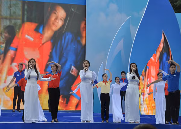 Không khí trang trọng đầu giờ lễ kỷ niệm 65 năm ngày truyền thống HSSV. Biểu diễn "Hành khúc sinh viên Việt Nam". Liên khúc ca múa giúp chương trình thêm sôi động. Học sinh sinh viên náo nức hòa mình cùng các tiết mục biểu diễn trên sân khấu. Anh Lê Quốc Phong trao giấy khen cho sinh viên tiêu biểu. Sinh viên được tuyên dương trong phong trào Sinh viên 5 tốt năm 2014. Đồng chí Nguyễn Văn Rảnh, Trưởng ban Dân vận Thành ủy TP HCM trao giấy khen cho học sinh tiêu biểu. Các gương mặt ưu tú được tuyên dương trong phong trào học sinh 3 tốt.