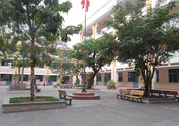 Trường THCS Phan Bội Châu, quận Tân Phú, nơi xảy ra sự việc. Trường THCS Phan Bội Châu, quận Tân Phú, nơi xảy ra sự việc.