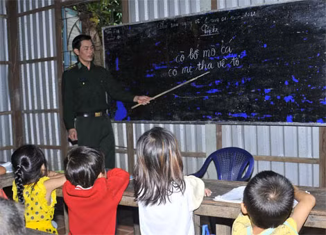 Thầy giáo quân hàm xanh và trò cùng phấn trắng, bảng đen trong một lớp học tình thương trên đảo Hòn Chuối (Cà Mau).