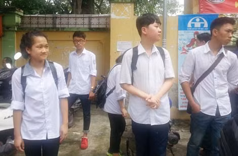 Học sinh thi vào lớp 10 Trường THPT Lê Lợi, Hà Đông, Hà Nội.