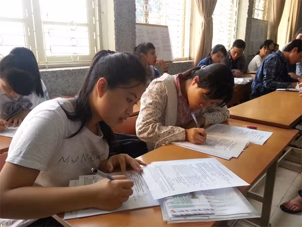 TS làm thủ tục đăng ký hồ sơ tại trường ĐH Sư phạm Hà Nội. TS làm thủ tục đăng ký hồ sơ tại trường ĐH Sư phạm Hà Nội.