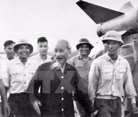 Chủ Tịch Hồ Chí Minh thăm đơn vị bộ đội tên lửa 236 anh hùng. (Ảnh: Tư liệu TTXVN).