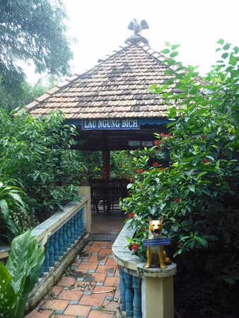 Lầu Ngưng Bích của ông Khoát.