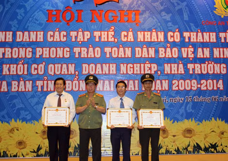 Thứ trưởng Bùi Văn Nam tặng bằng khen cho các tập thể, cá nhân có thành tích xuất sắc trong phong trào toàn dân BVANTQ tại Đồng Nai.