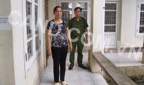 Cơ quan Công an dẫn giải Dương Thị Lan.