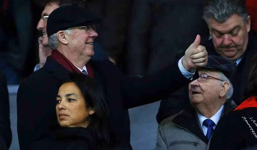 Sự có mặt của Sir Alex trên khán đài không giúp các học trò cũ tránh khỏi thất bại.