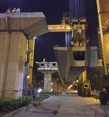 Công tác lao dầm tại dự án đường sắt trên cao Cát Linh - Hà Đông. Công tác lao dầm tại dự án đường sắt trên cao Cát Linh - Hà Đông.
