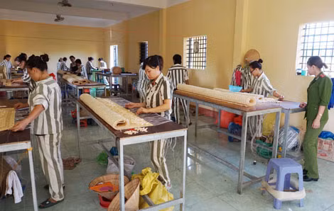 Các phạm nhân nữ trong giờ lao động. Các phạm nhân nữ trong giờ lao động.
