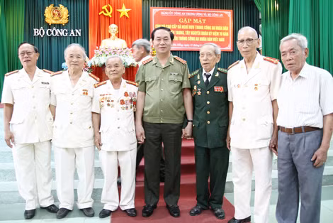 Bộ trưởng Trần Đại Quang và các đồng chí cán bộ cấp cao CAND đã nghỉ hưu khu vực miền Trung - Tây Nguyên.