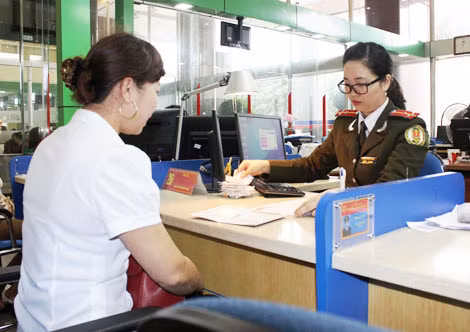 Người dân được tạo điều kiện thuận lợi khi đến làm hộ chiếu tại Trung tâm Phục vụ hành chính công. Người dân được tạo điều kiện thuận lợi khi đến làm hộ chiếu tại Trung tâm Phục vụ hành chính công.