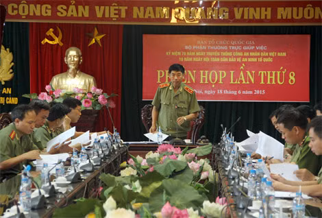 Trung tướng Lê Văn Đệ, Phó Tổng cục trưởng Tổng cục Chính trị CAND báo cáo kết quả triển khai tổ chức các hoạt động kỷ niệm.
