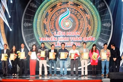 Ban tổ chức Liên hoan THTQ trao giải cho các đơn vị truyền hình có tác phẩm dự thi đạt giải.