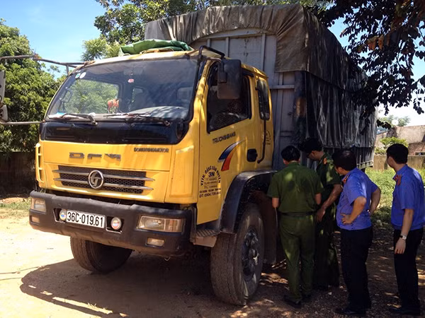 Công an Thanh Hóa phối hợp với Viện Kiểm sát khám nghiệm chiếc xe gây tai nạn.