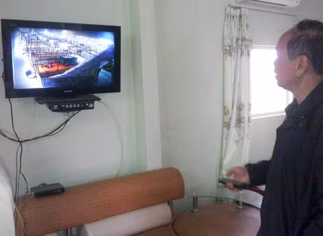 Đại tá Bùi Văn Minh theo dõi quá trình chăm sóc lợn thịt.