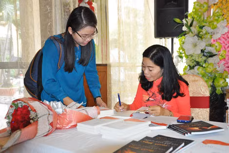 Nhà thơ Nguyễn Phan Quế Mai ký tặng sách cho bạn đọc TP Hồ Chí Minh. Nhà thơ Nguyễn Phan Quế Mai ký tặng sách cho bạn đọc TP Hồ Chí Minh.