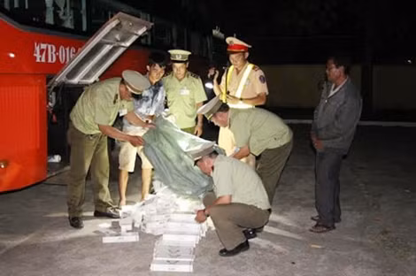 Cơ quan chức năng kiểm tra số thuốc lá lậu.