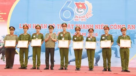 Các tập thể, cá nhân được khen thưởng và trao tặng huy chương.