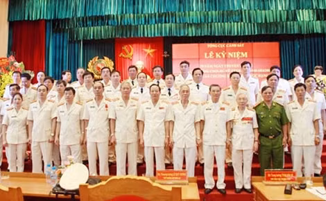 Thứ trưởng Lê Quý Vương với các đại biểu dự Lễ kỷ niệm.