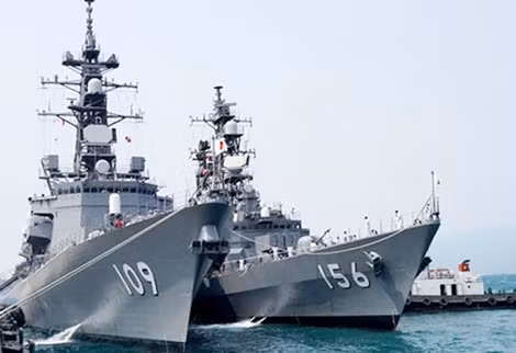 Hai tàu quân sự JDS Ariake và JDS Setogiri thuộc Lực lượng tự vệ trên biển của Nhật Bản tại cảng quốc tế Cam Ranh sáng 12-4.