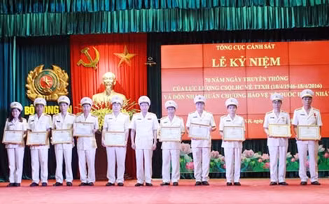 Thứ trưởng Lê Quý Vương trao Bằng khen của Bộ Công an tặng các đơn vị có thành tích xuất sắc.