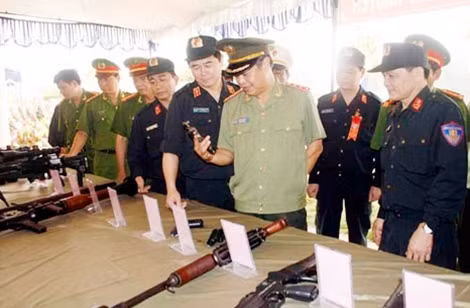 Thứ trưởng Phạm Dũng kiểm tra vũ khí, phương tiện kỹ thuật của Trung đoàn Cảnh sát Cơ động Tây Nguyên.