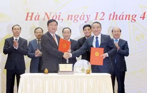 Đồng chí Đinh La Thăng và đồng chí Trương Quang Nghĩa trong lễ triển khai nhiệm vụ năm 2016.