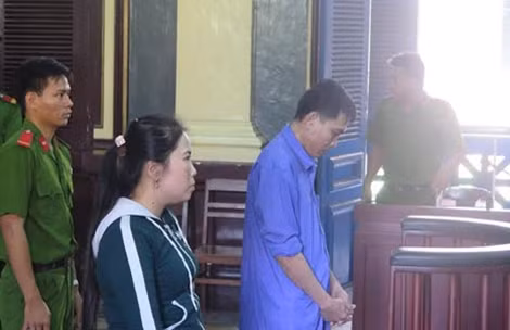 Hai bị cáo Đấm và Thúy đang nghe tuyên án.