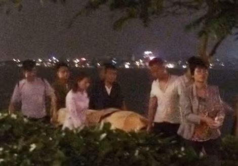 Đến 21h, thi thể nạn nhân được người nhà đưa về lo hậu sự.