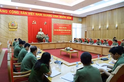 Trung tướng Lê Văn Đệ phát biểu kết luận giao ban.