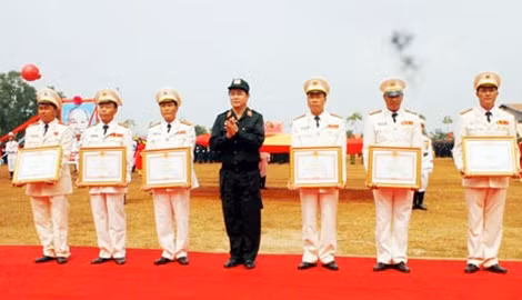 Lãnh đạo Bộ Tư lệnh Cảnh sát Cơ động trao bằng khen của Thủ tướng Chính phủ tặng các tập thể, cá nhân thuộc Trung đoàn Cảnh sát Cơ động Tây Nguyên đạt thành tích xuất sắc trong công tác huấn luyện và chiến đấu.