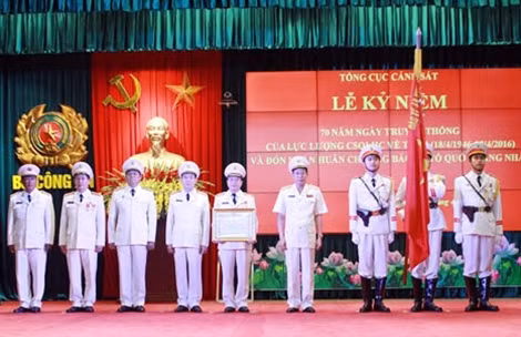 Thừa ủy quyền của Chủ tịch nước, Thứ trưởng Lê Quý Vương trao BằngHuân chương tặng lãnh đạo Cục CSQLHC về TTXH.