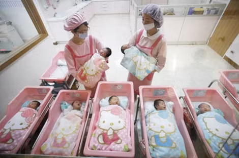 Chiến lược mới đặt ra yêu cầu tăng tỷ lệ sinh và giảm bớt gánh nặng dân số già lên hệ thống phúc lợi xã hội.