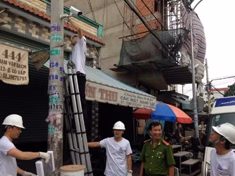 Một "mắt thần" đang được lắp ráp trên đường Phạm Văn Bạch.