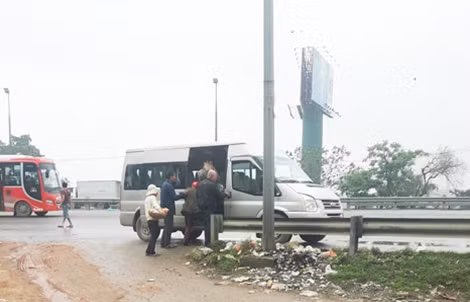 Bến cóc được lập ngay ven đường quốc lộ.