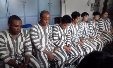 Hai đối tượng người gốc Phi và các đối tượng người Việt tiếp tay trong băng nhóm lừa đảo tại cơ quan Công an.