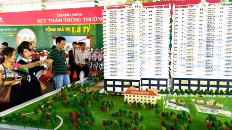 Khuyến mại, giảm giá khủng để tiêu thụ căn hộ tại một dự án.