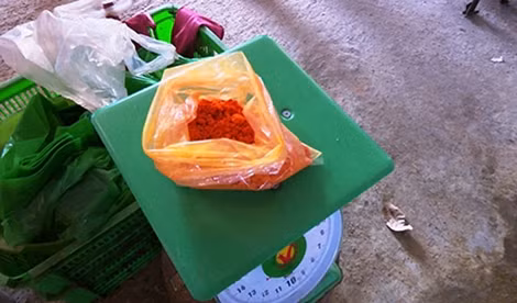 Loại bột được bà Thương ngâm ủ với măng để tạo màu.